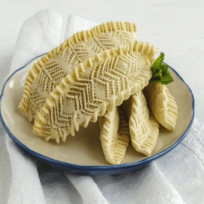 Cornes de Gazelle (Gazelle Horns) (Algerian Dessert)